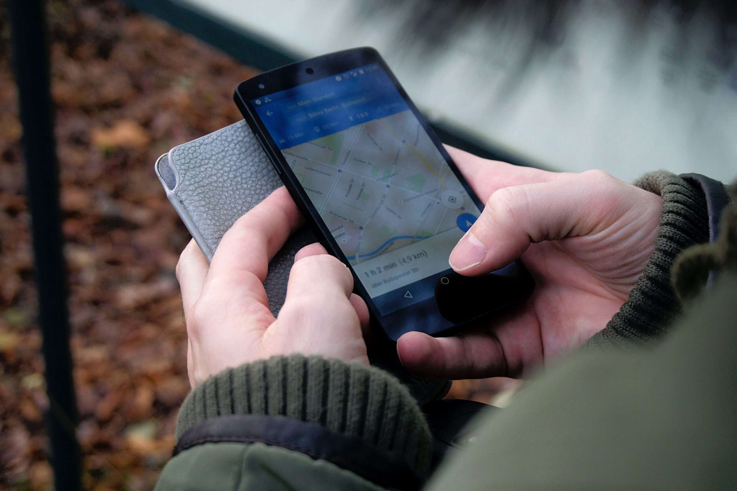 smartphone-outside-hiking-technology-35969